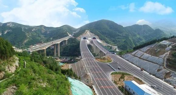 上海勋飞美富豪品牌助力山东滨莱高速公路滨州至莱芜段安全通行(图2) 上海勋飞美富豪品牌助力山东滨莱高速公路滨州至莱芜段安全通行(图2)